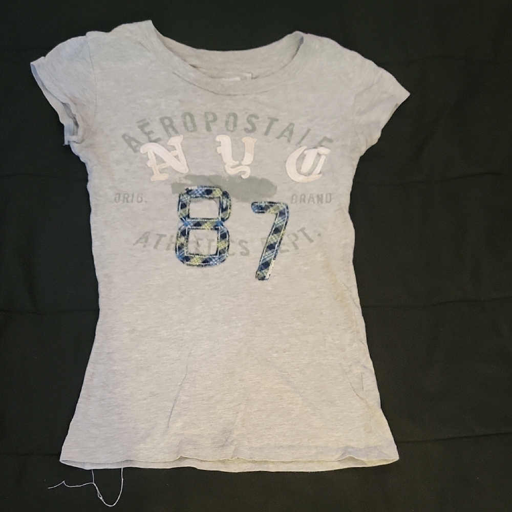 Aeropostale Gray Short Sleeve Tee with Graphic Design